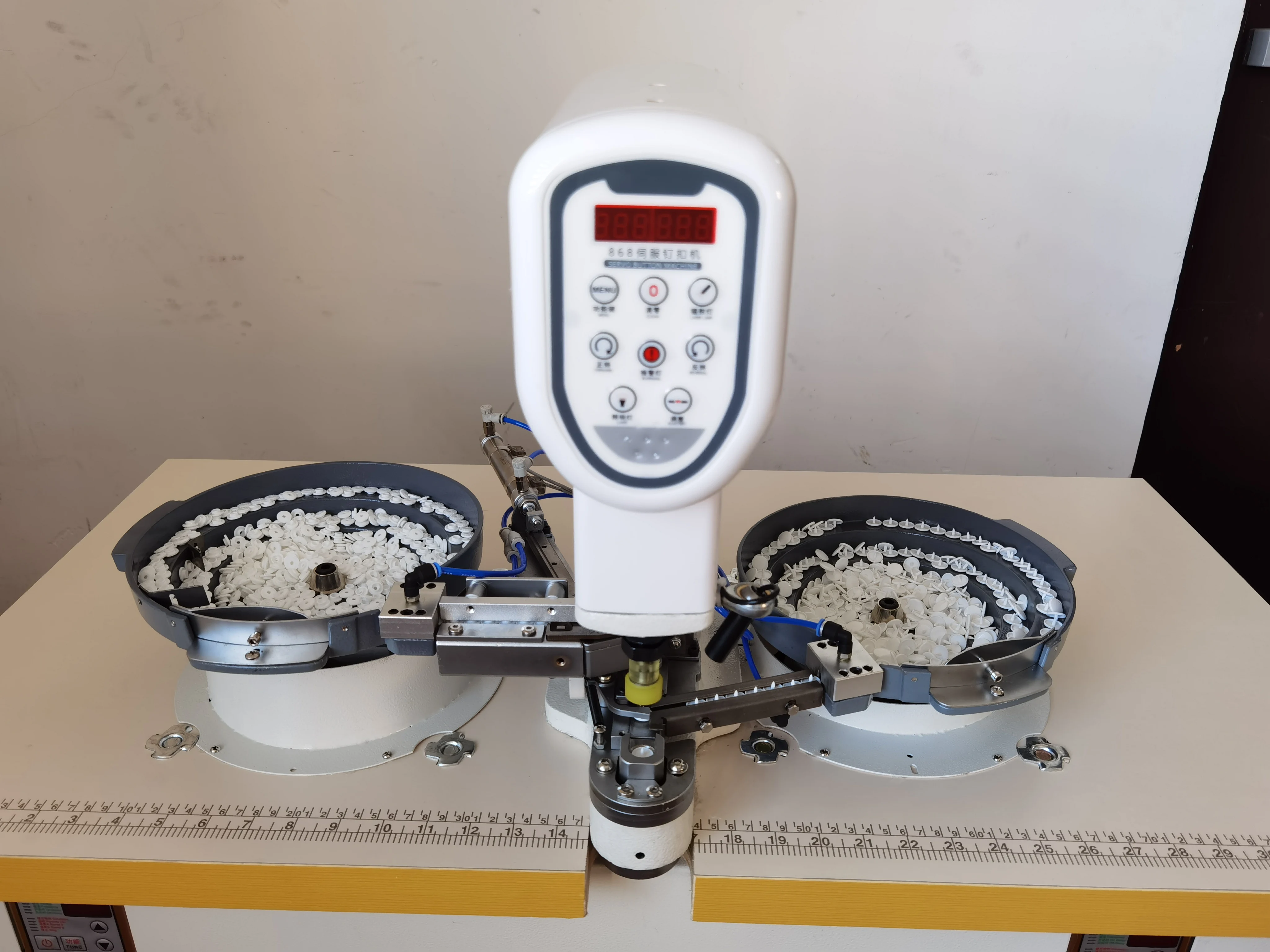 DS-868  Servo Snap Button attaching Machine New Type