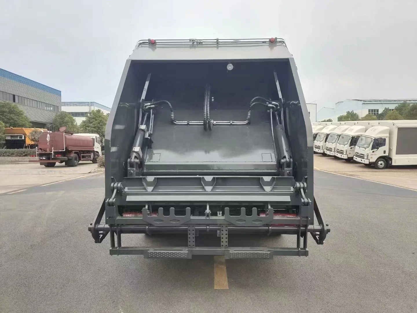 Hot sale exporting Dongfeng 12 CBM Compactor Garbage Truck