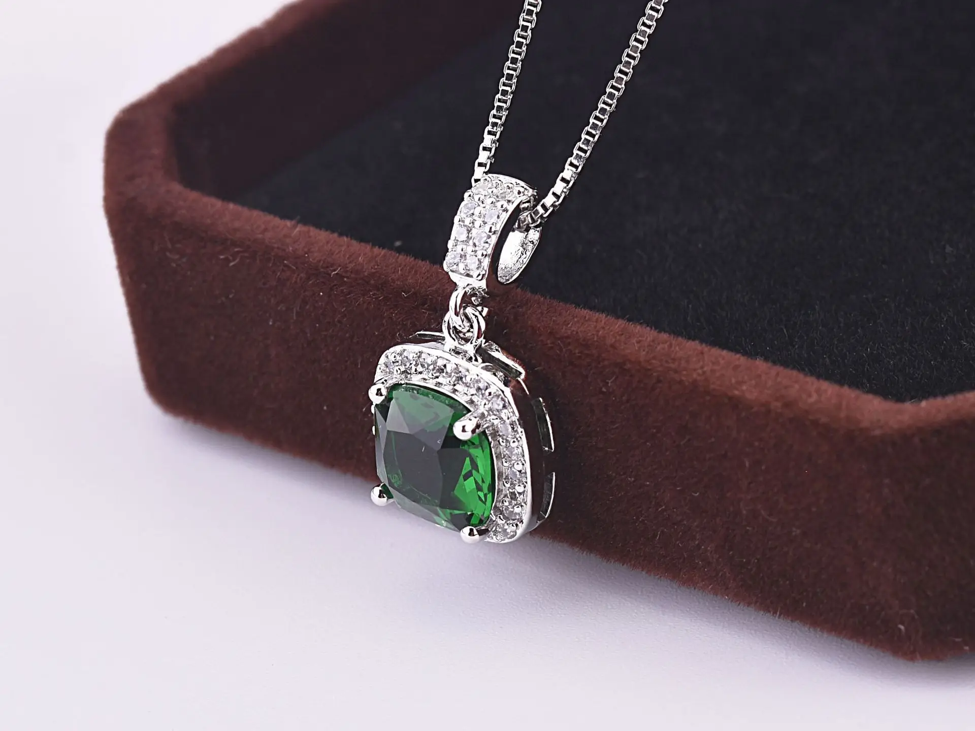 New color treasure series synthetic sapphire cat necklace cute kitten short collarbone chain necklace ladies