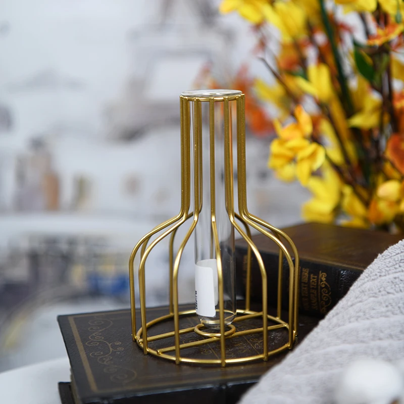 Металлическая ваза для украшения дома