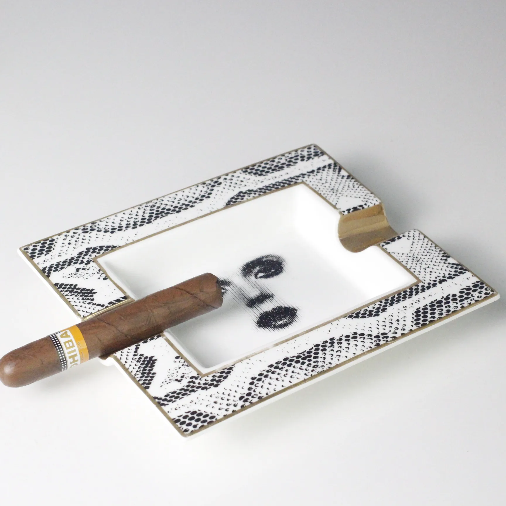 Ceramic Cigar ash tray Luxury design Cigar accessories Holder Customized color logo Gold For gift box Smoking shop
