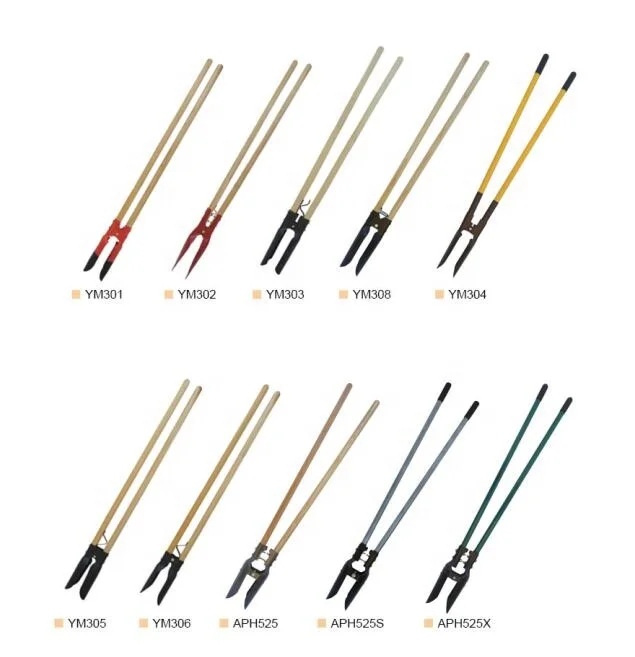 Землекоп с отверстиями и длинной деревянной ручкой