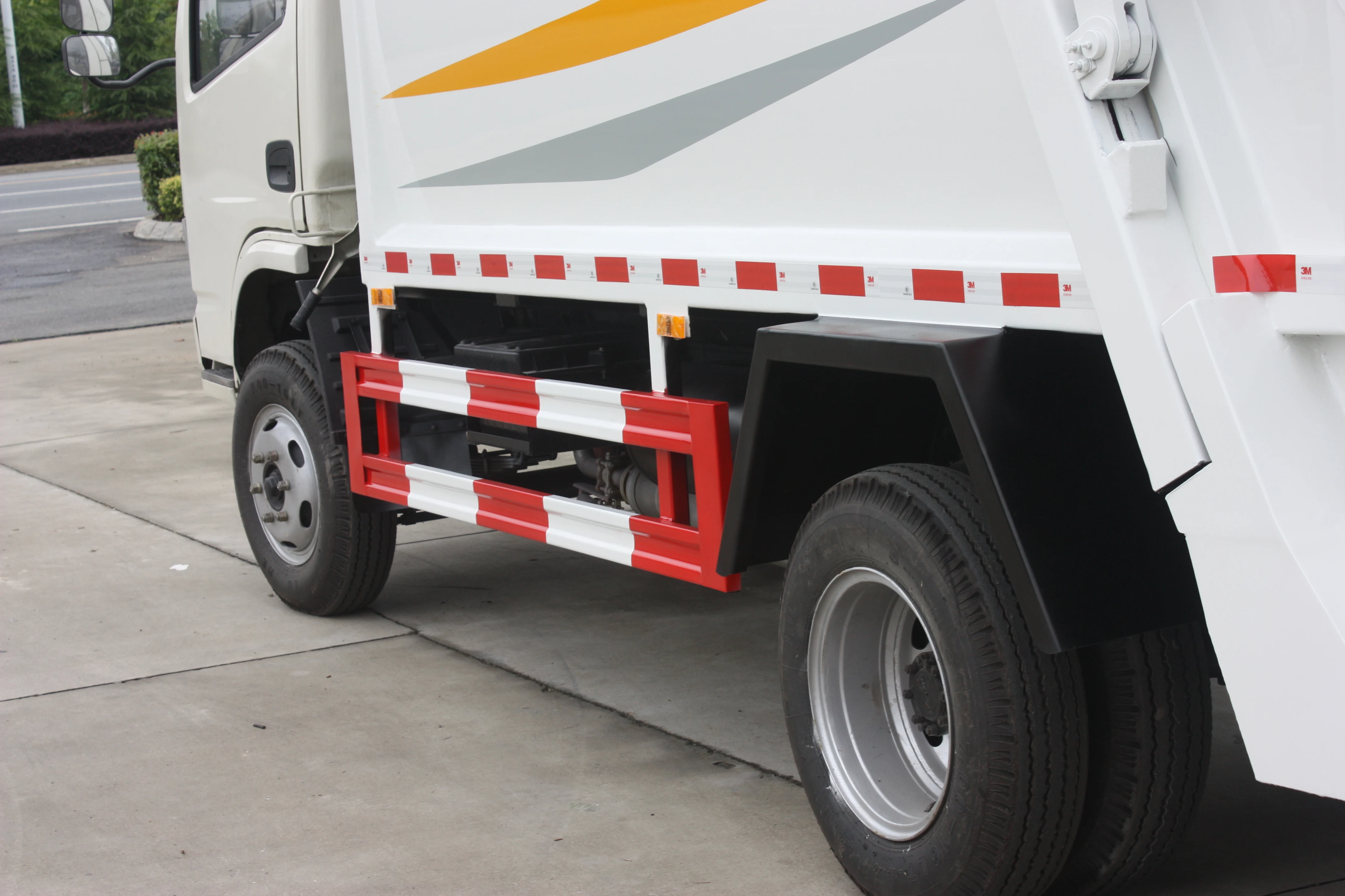 Dongfeng hot sale waste truck 4x2 4x4 6x4 type refuse compactor garbage truck