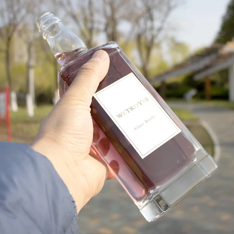 Square 650ml Glass Liquor Bottle with Screw Cap for Vodka Gin Whisky Tequila