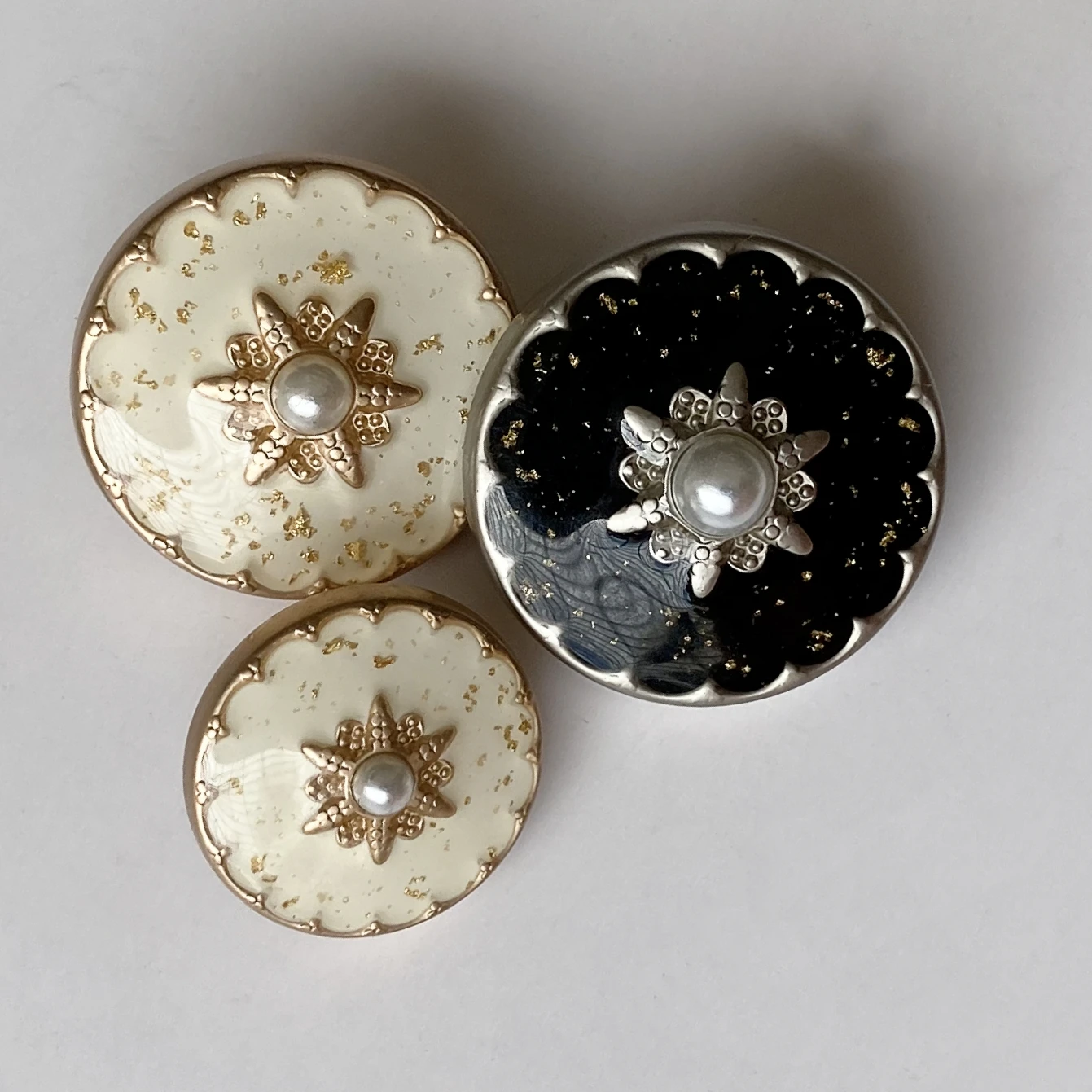 High Quality  Custom Shank luxury button Metal Color For Clothes Plastic Fashion Designs Gold Pearl Button