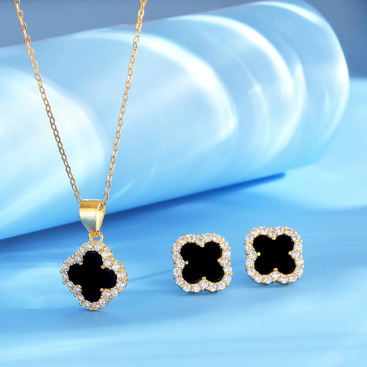 Серьги-гвоздики с золотым покрытием