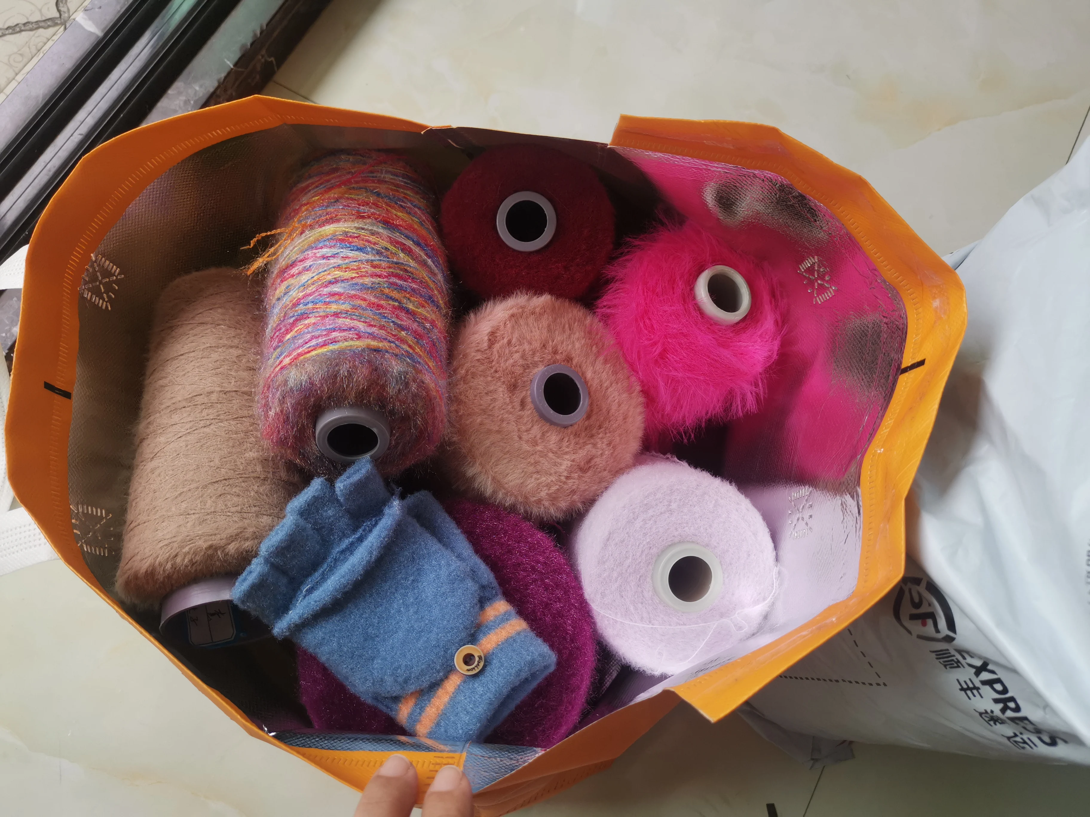 100% Nylon Feather Yarn Crocheted Yarn Blend Mink Wool Hand Knitting Down Long Hair Mink Yarn for Sweater