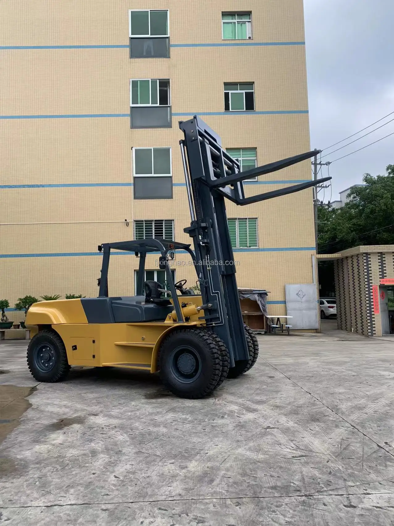 Xinghao heavy duty forklift 10ton 15t 20t 30t 32t  FD100 Heavy Load Capacity 10 ton Heavy Lifting Truck Diesel Forklift