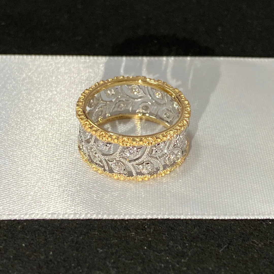 Lightweight luxury 18k ring set with diamond order wedding ring.