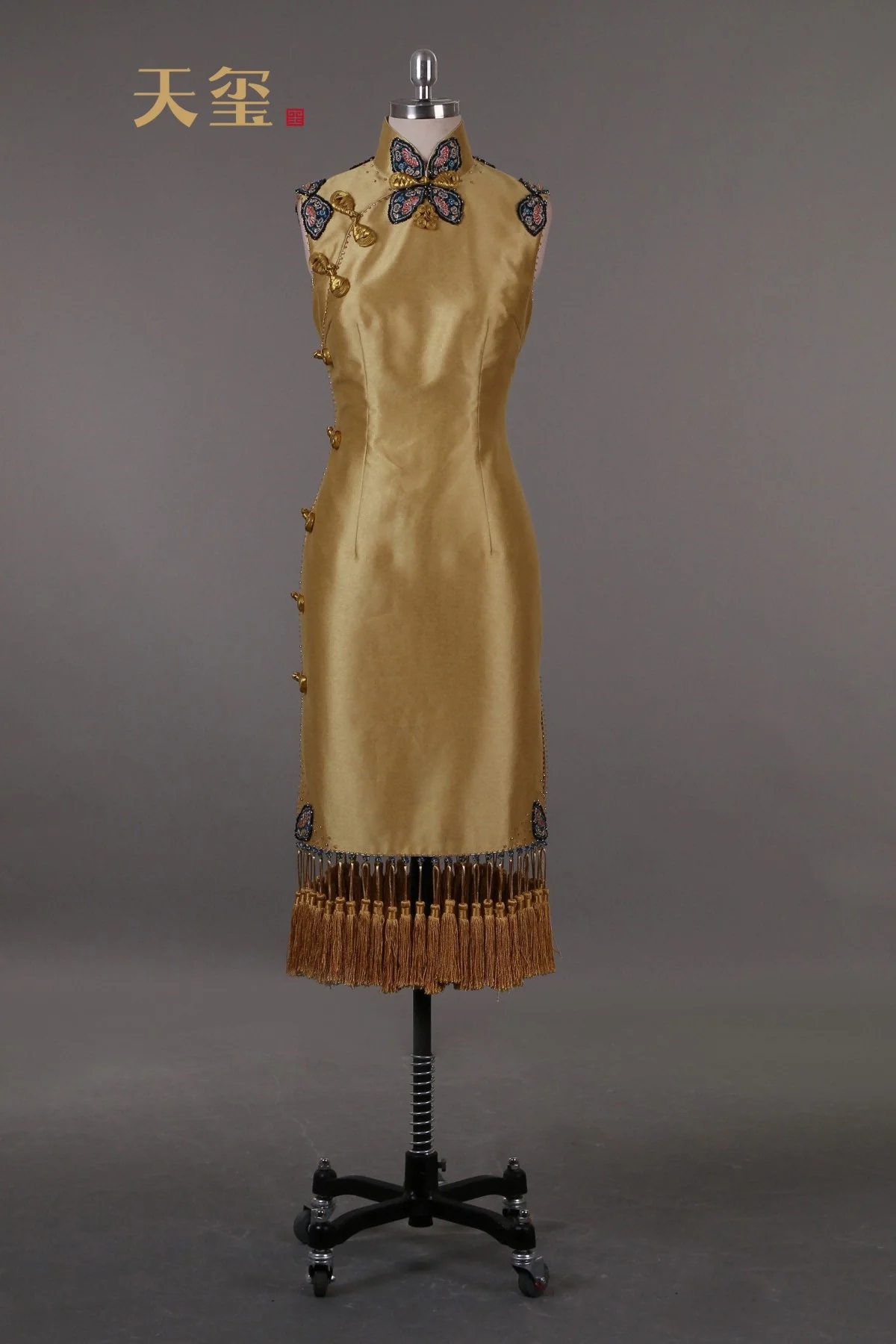 Chinese Cheongsam pipao chirpaur bespoke luxury custom wedding bridal bride mother of bride plus size oriental knot button