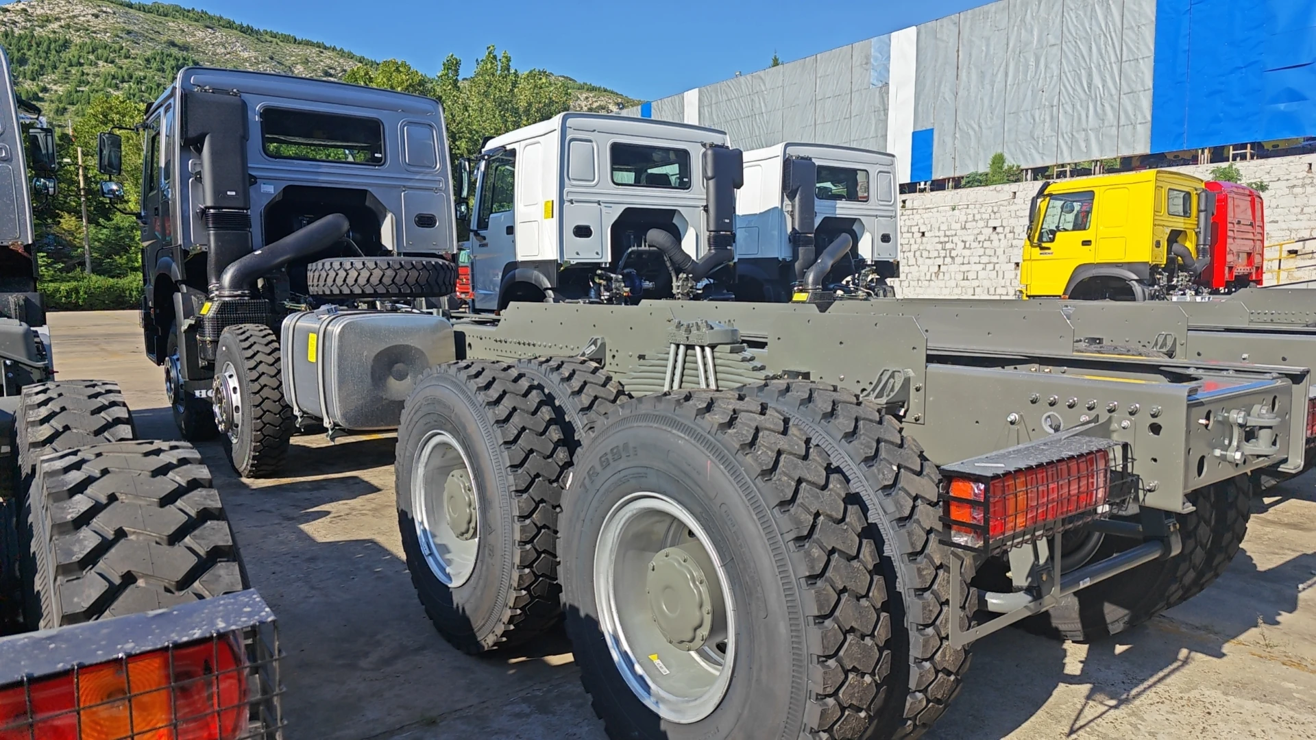 Chinese Brand SINOTRUK HOWO 371hp Tipper Chassis 6x4 Right-rudder