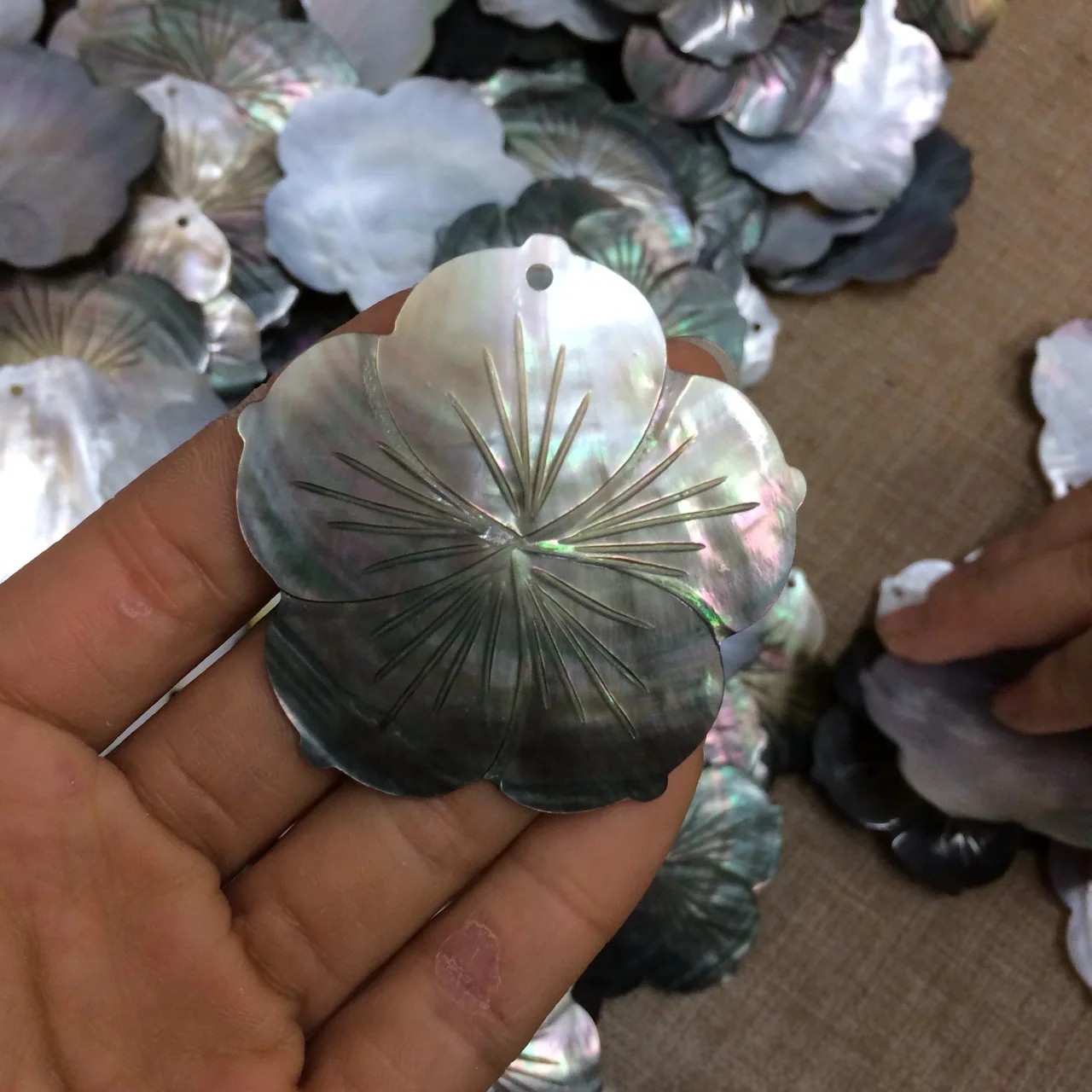 55mm Natural Shell Material Mother Of Pearl Flower Pendant Shell Carving With Decoration DIY Necklace