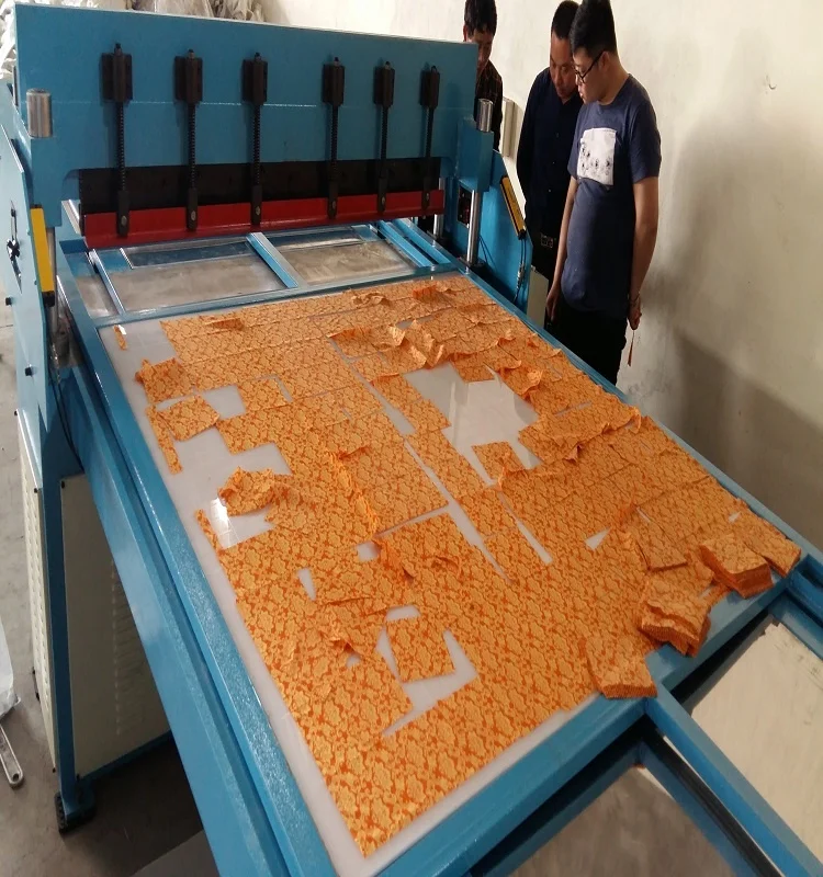 Hydraulic fabric cotton pads cutting machine