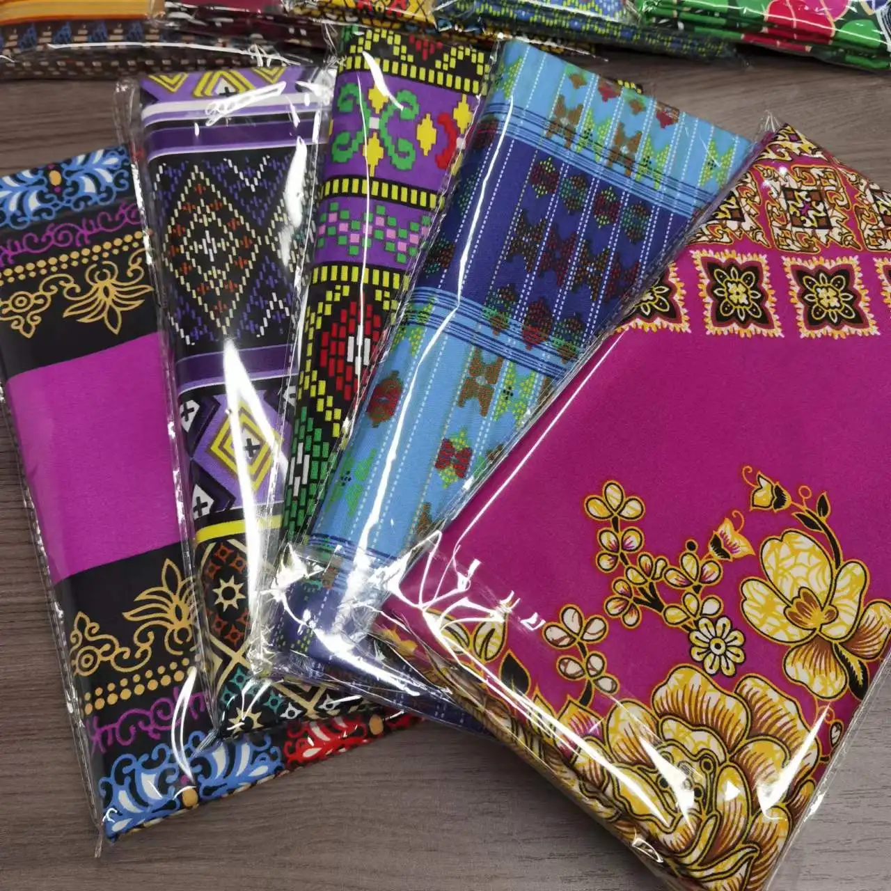 hot sale beautiful designs sarung tangan women wrap skirt batik sarong