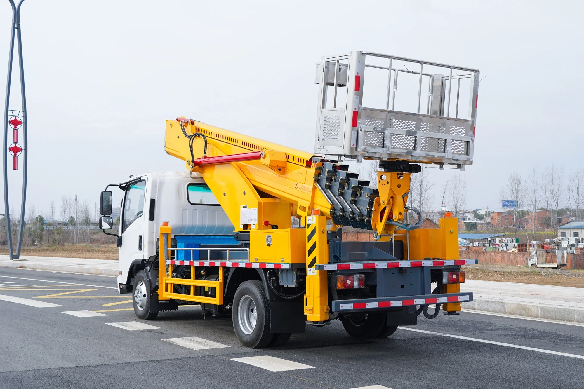 Direct factory ISUZU 4x2 27 meters 32 meters aerial platform truck