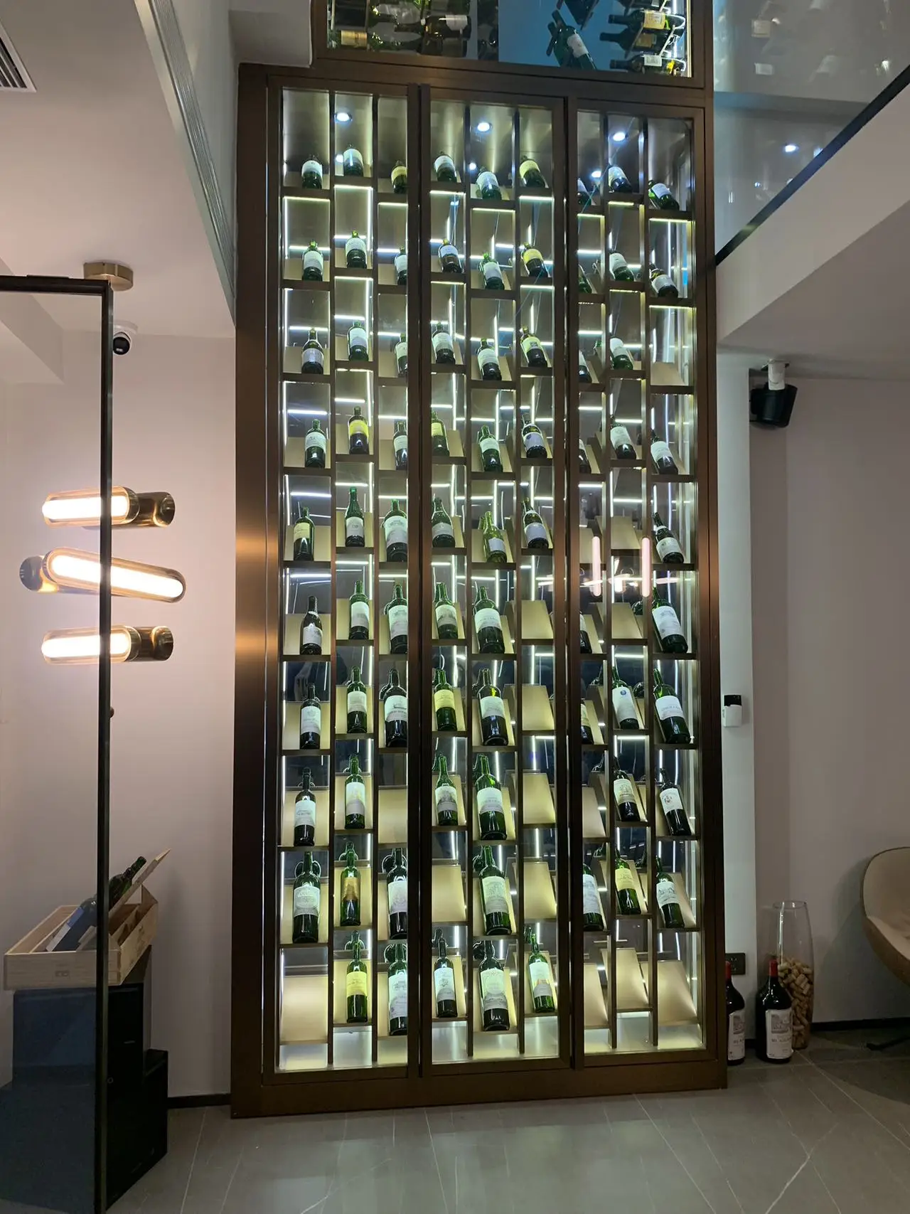 Business Hexagonal Screen Racks Style Wine Cabinets with Metal Polygonal Ininer Frame for Commercial Custom Outdoor Wine Cellars