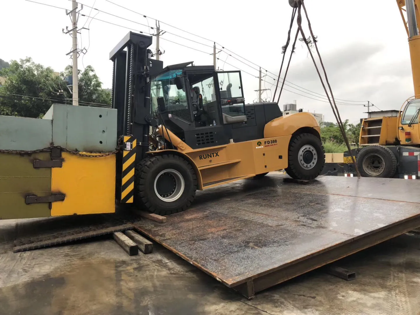 Hot sale 32 tons forklift for heavy containers with best price