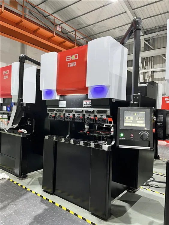 Manufacturer 2022 Latest Press Brake 40ton 1300mm Industry CNC Control Bending Machine for Sale