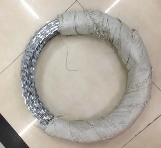 Забор из колючей проволоки, проволока для бритвы