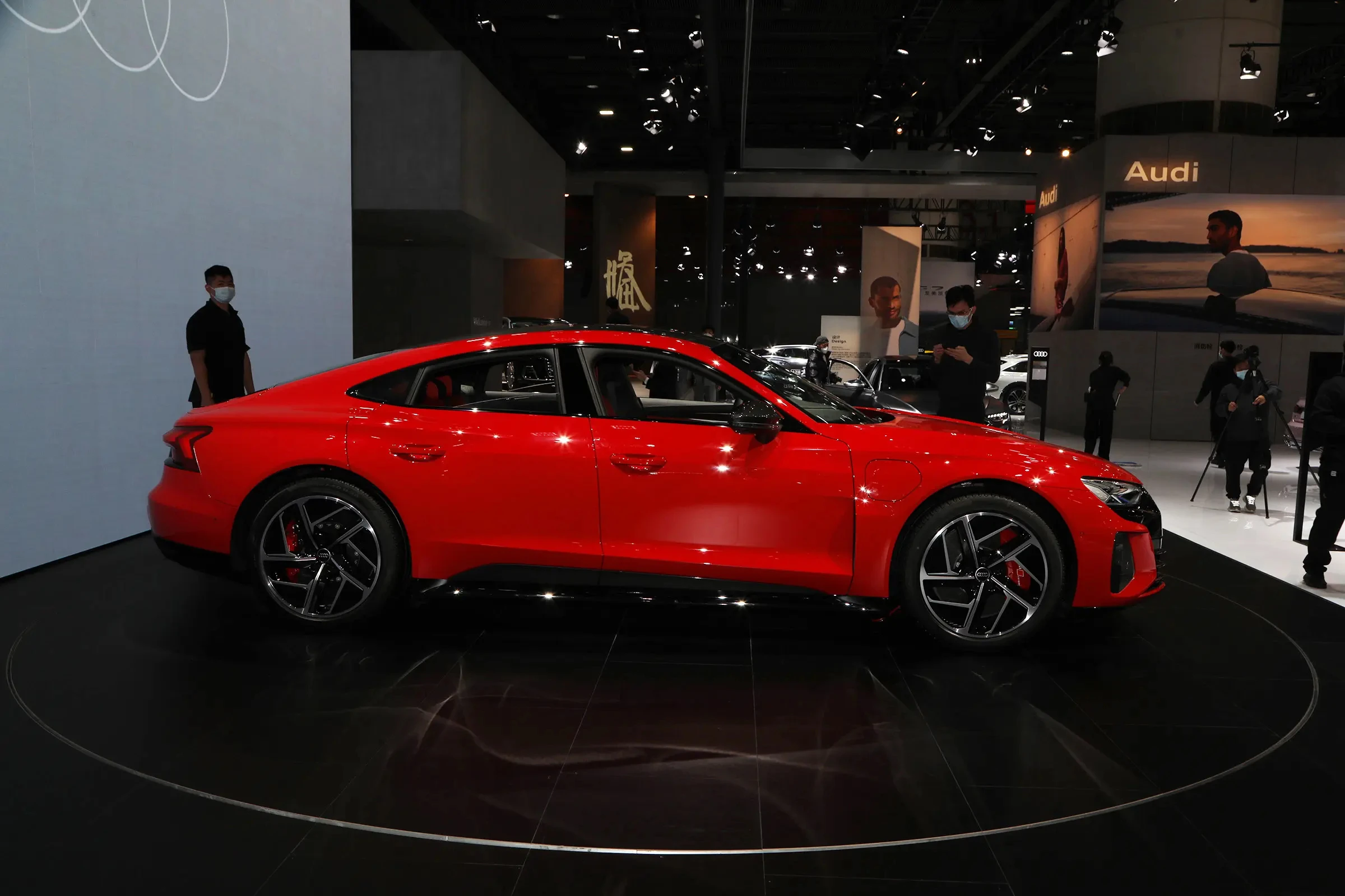 Роскошные автомобили 495 км дальний электромобиль A u d i RS e-tron GT 4 четырехколесный