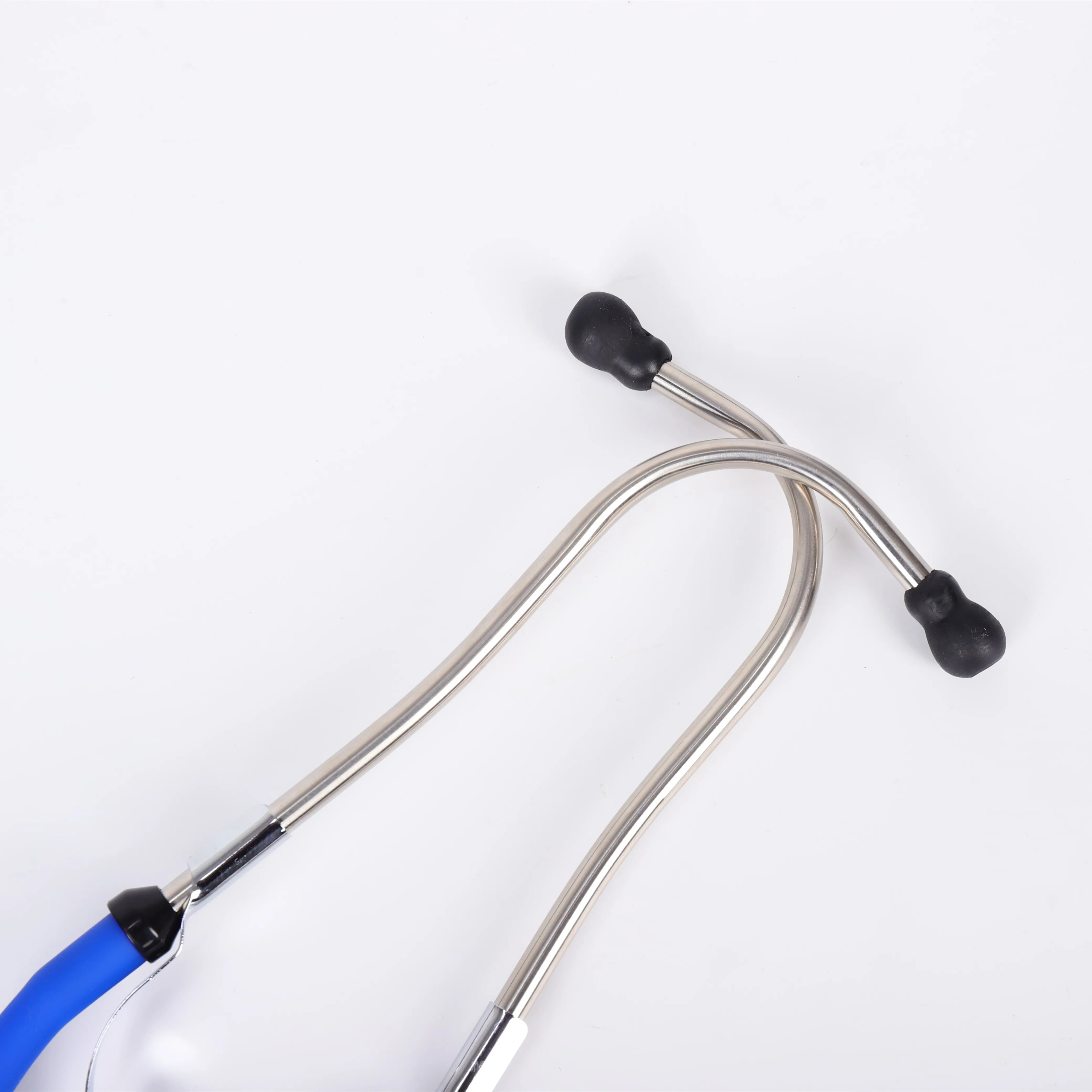 Профессиональные врачи больницы используют часовой двойной головной стетоскоп сердца