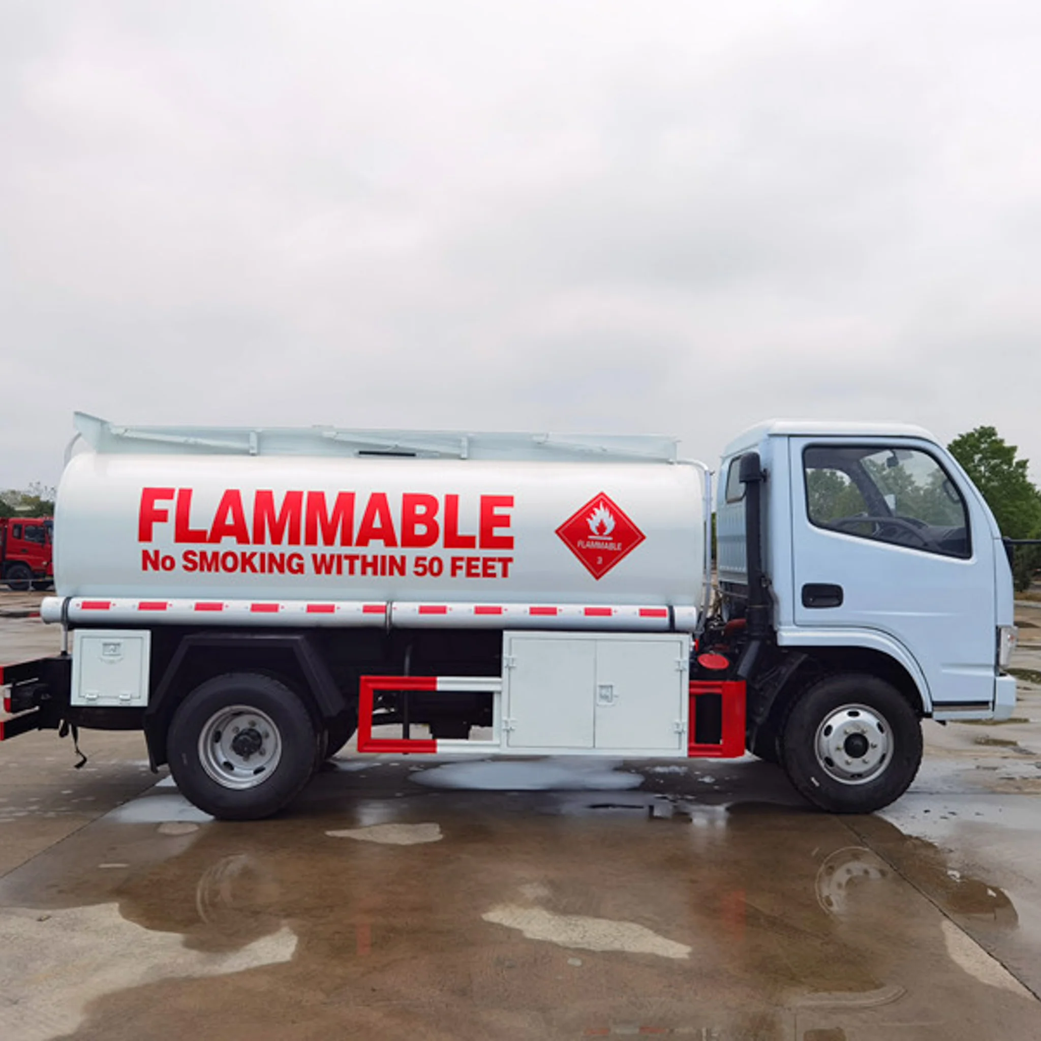 Dongfeng Dolica tanker truck Fuel Tanker Truck  4x2 130Hp Automatic 6CBM Oil Tank