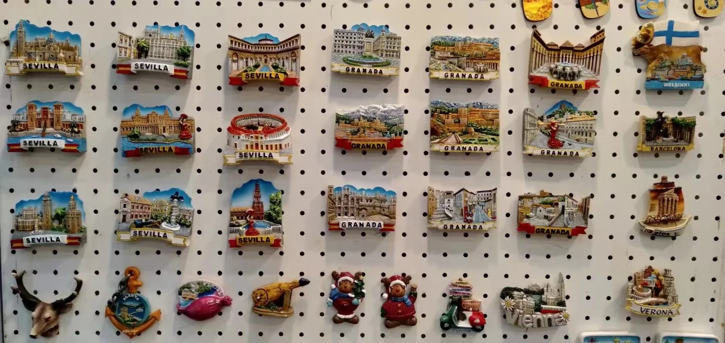 Custom glass water globe resin crafts tourist souvenir Colorado Barcelona Finland Prague Chicago Denver New York snow globe