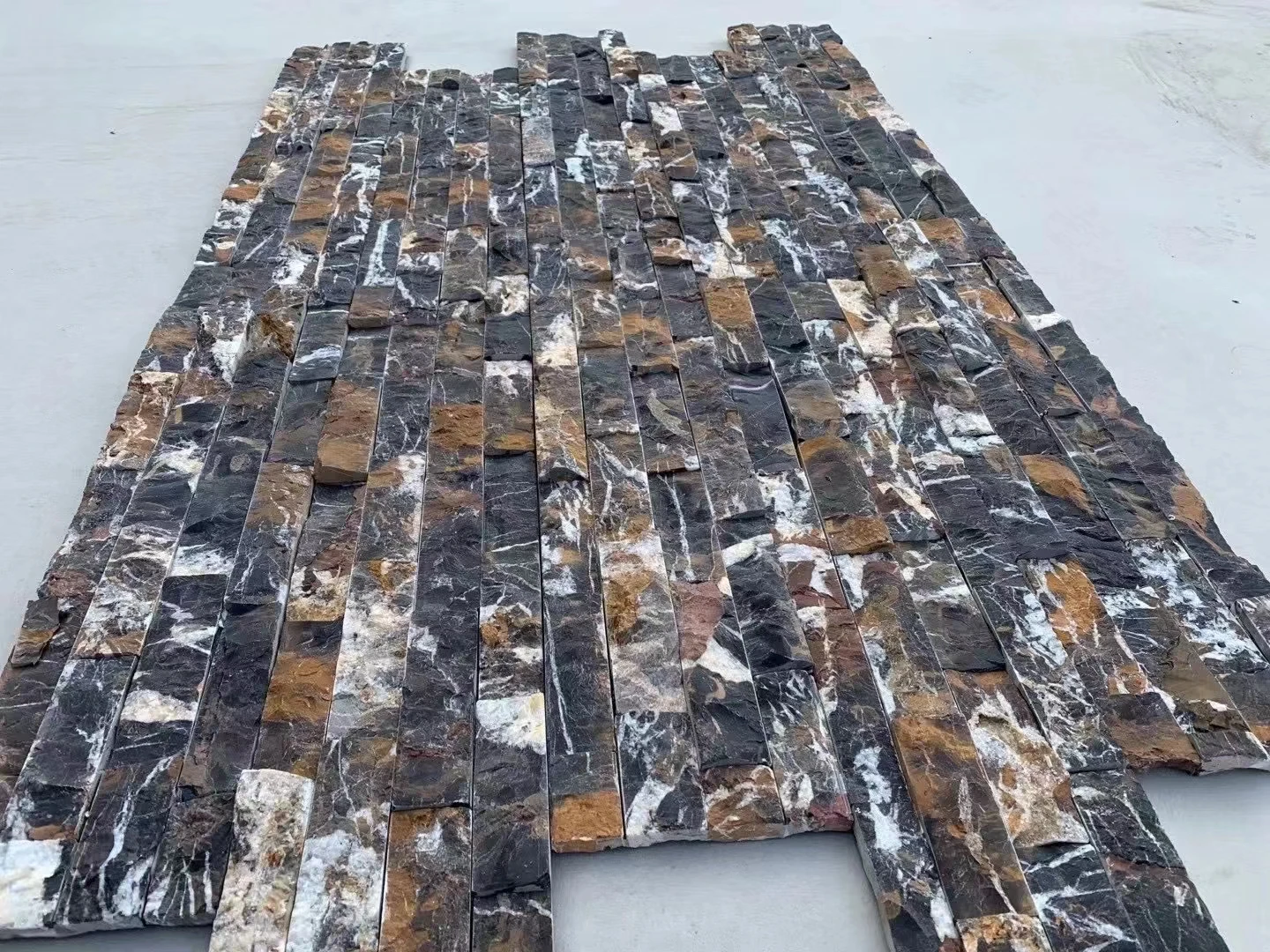 Оптовая продажа лучшее качество украшение для дома художественный настенный камень кирпичи самоклеящийся полосатый тонкий шиферный шпон