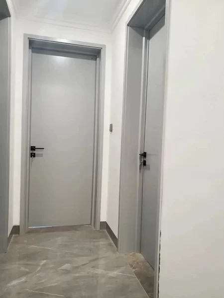 Заводская распродажа дешевая цена современный дизайн Puertas Interiores деревянная дверь из ПВХ для дома офиса квартиры шланг