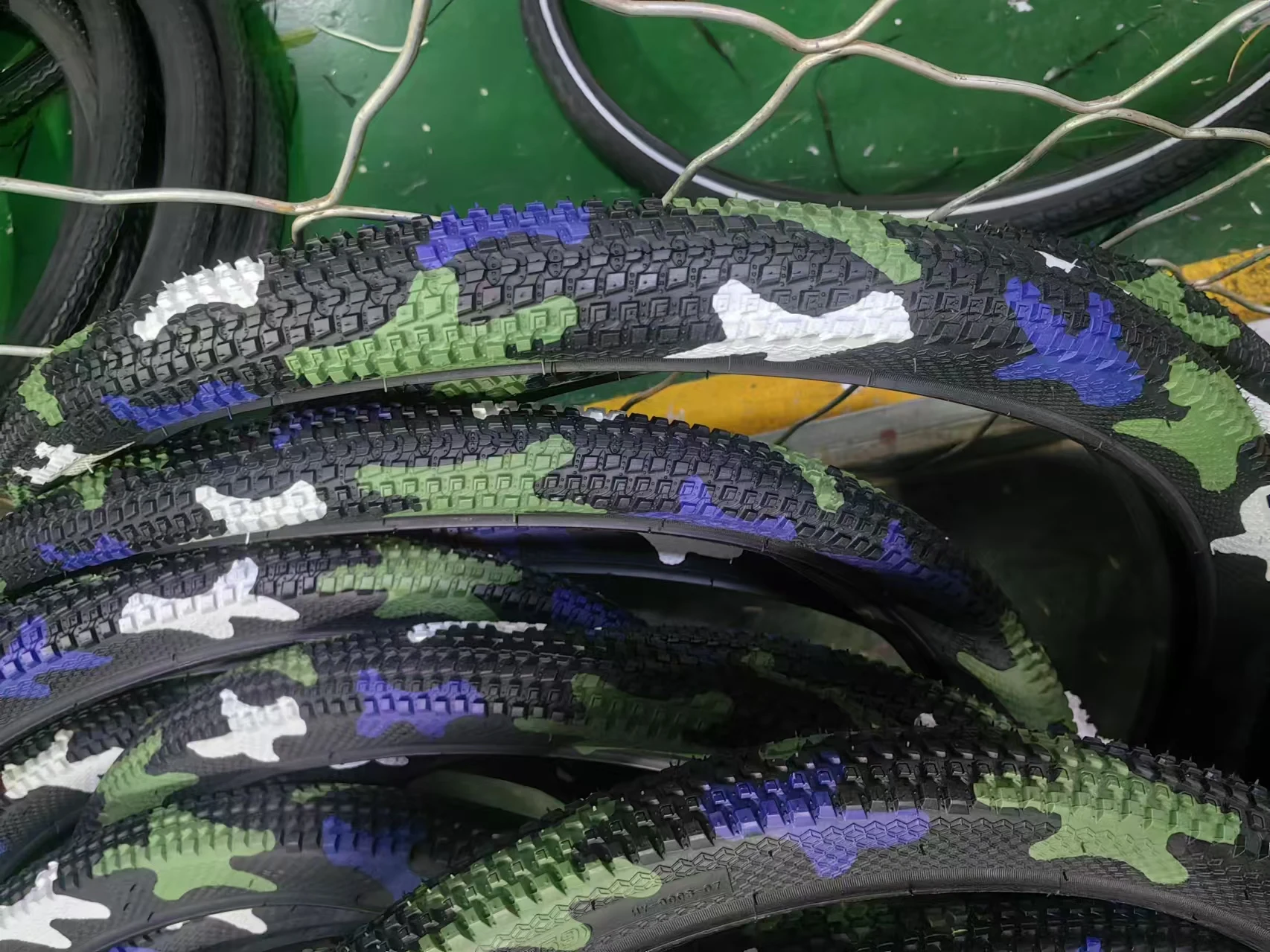 Customized color camouflage bicycle tires, good quality   Bicycle accessories