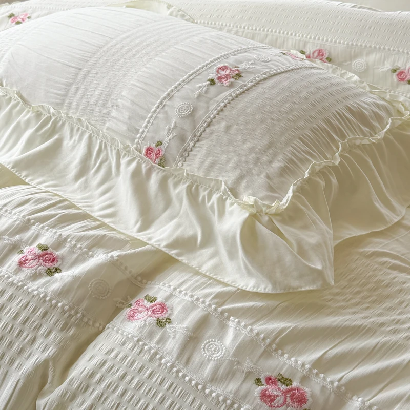 2024 Bedding sets bubble yarn embroidery lace four-piece skin-friendly lace four seasons available duvet cover soft