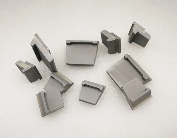 Decanter centrifuge wear tiles with good wear resistance