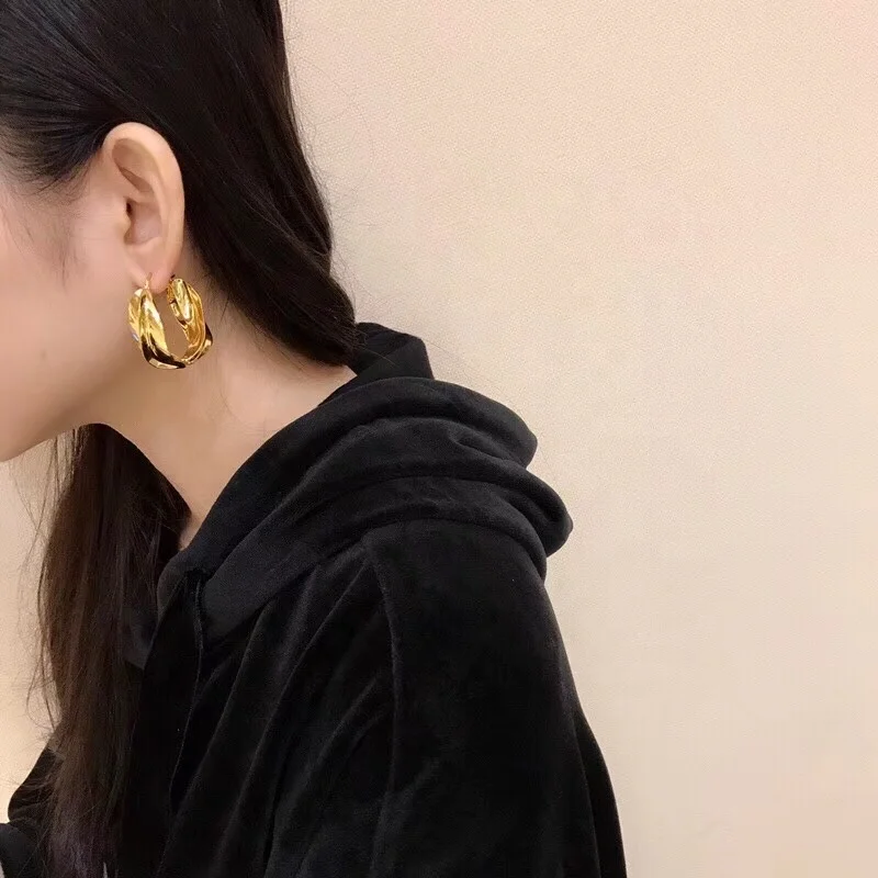 Оптовая продажа с логотипом, европейские и американские минималистичные витые позолоченные круглые большие серьги-кольца для женщин