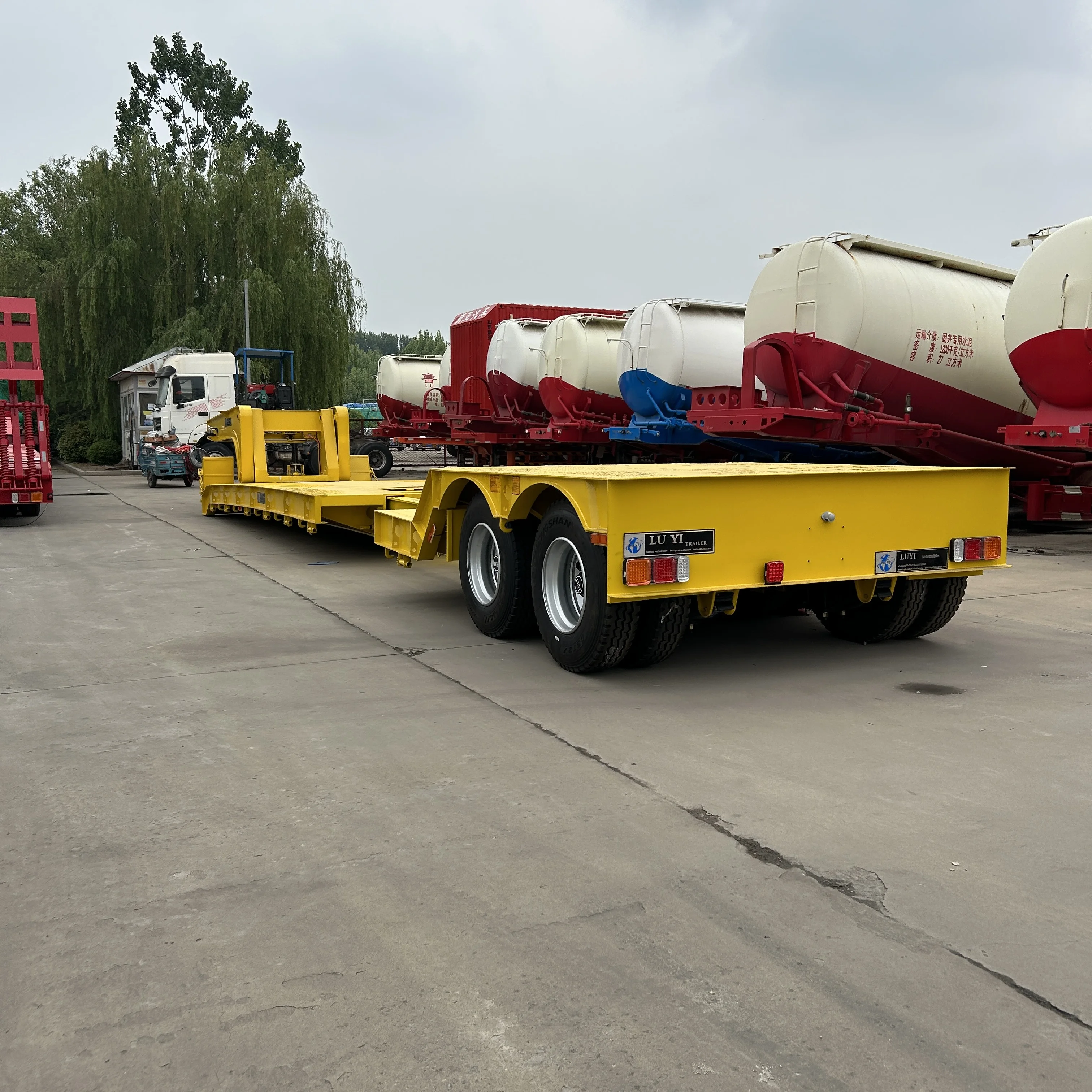 Made in China, 3/4-axis ramp flatbed semi-trailer truck, low flatbed semi-trailer, front goose head hydraulic lift