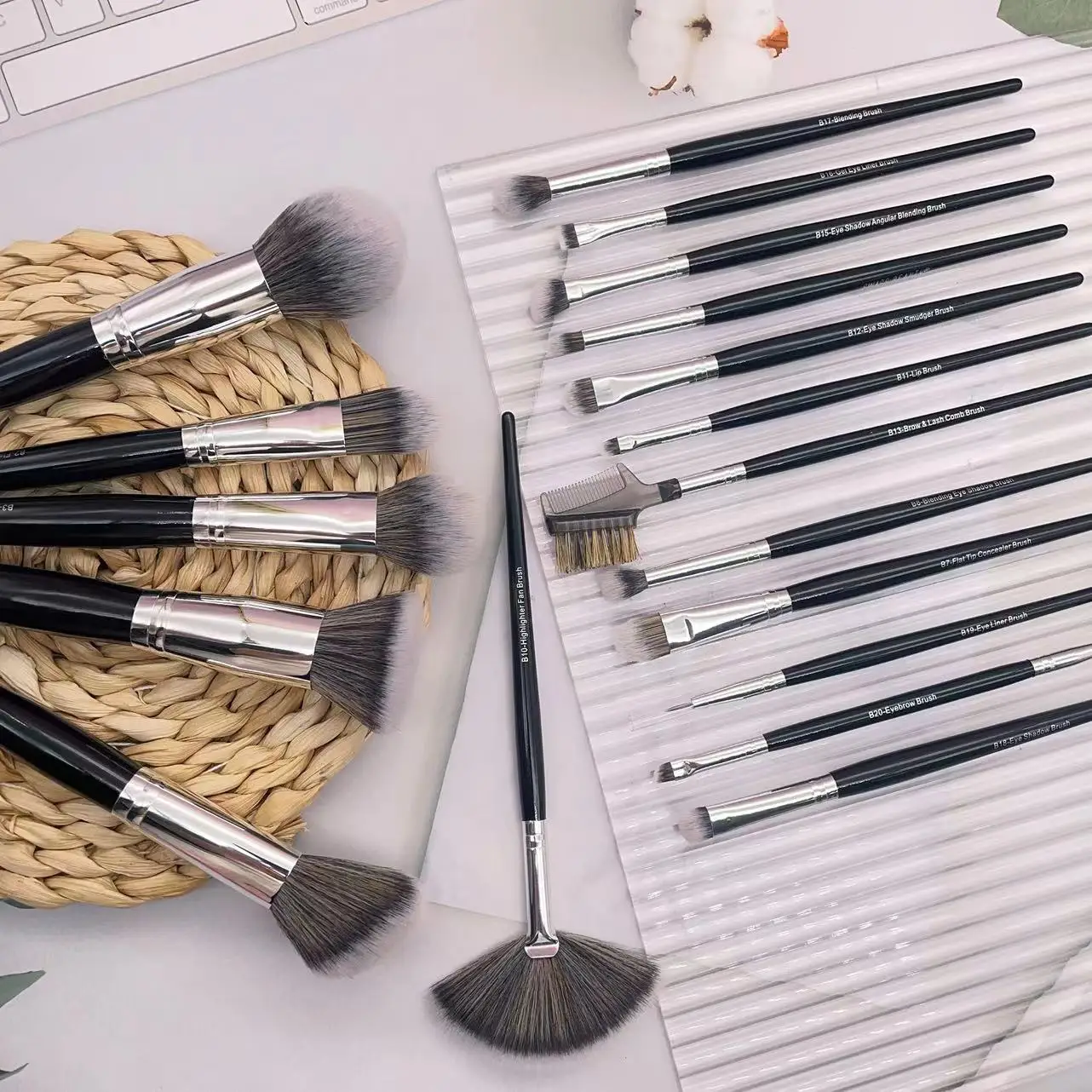 YRX Spot Stock Black Wood Handle 7/12/18 Pcs Available Alternative Professional Factory Outlet Beauty Tools Custom Makeup Brush