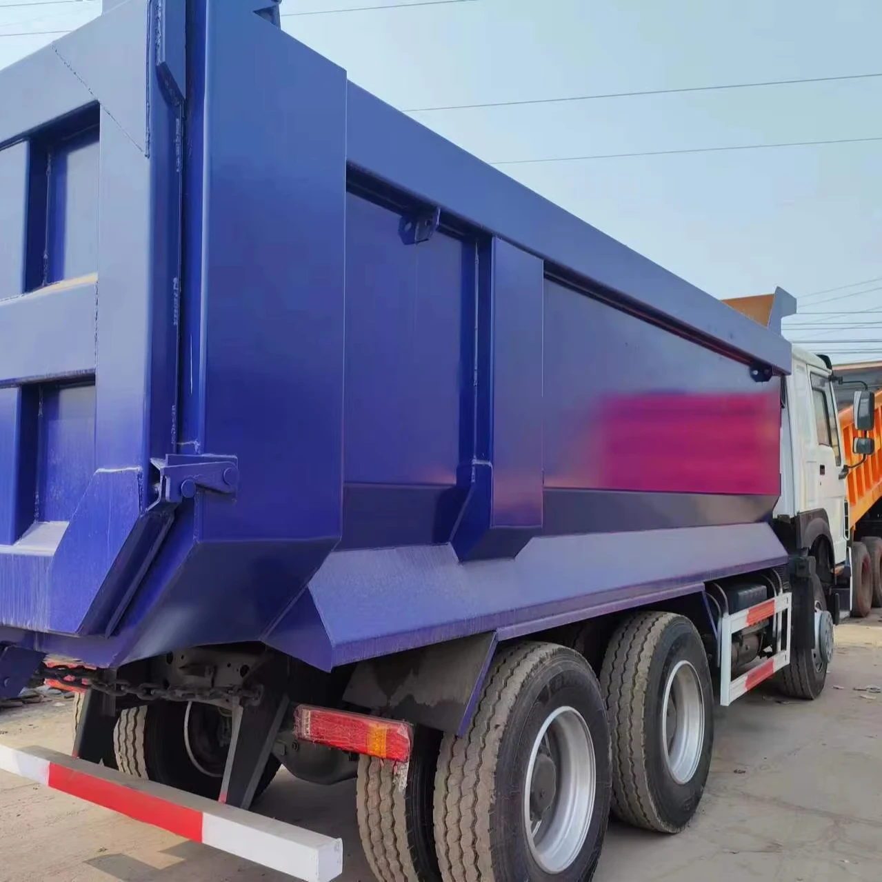Sinotruck HOWO Low Price 10wheels/Tyres Sand Lorry Cargo Dumper Truck