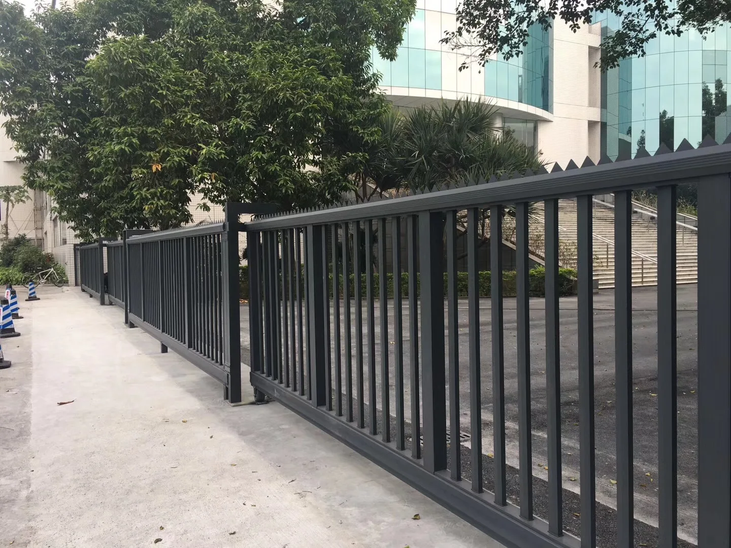 Консольная подъездная дорожка, раздвижные ворота