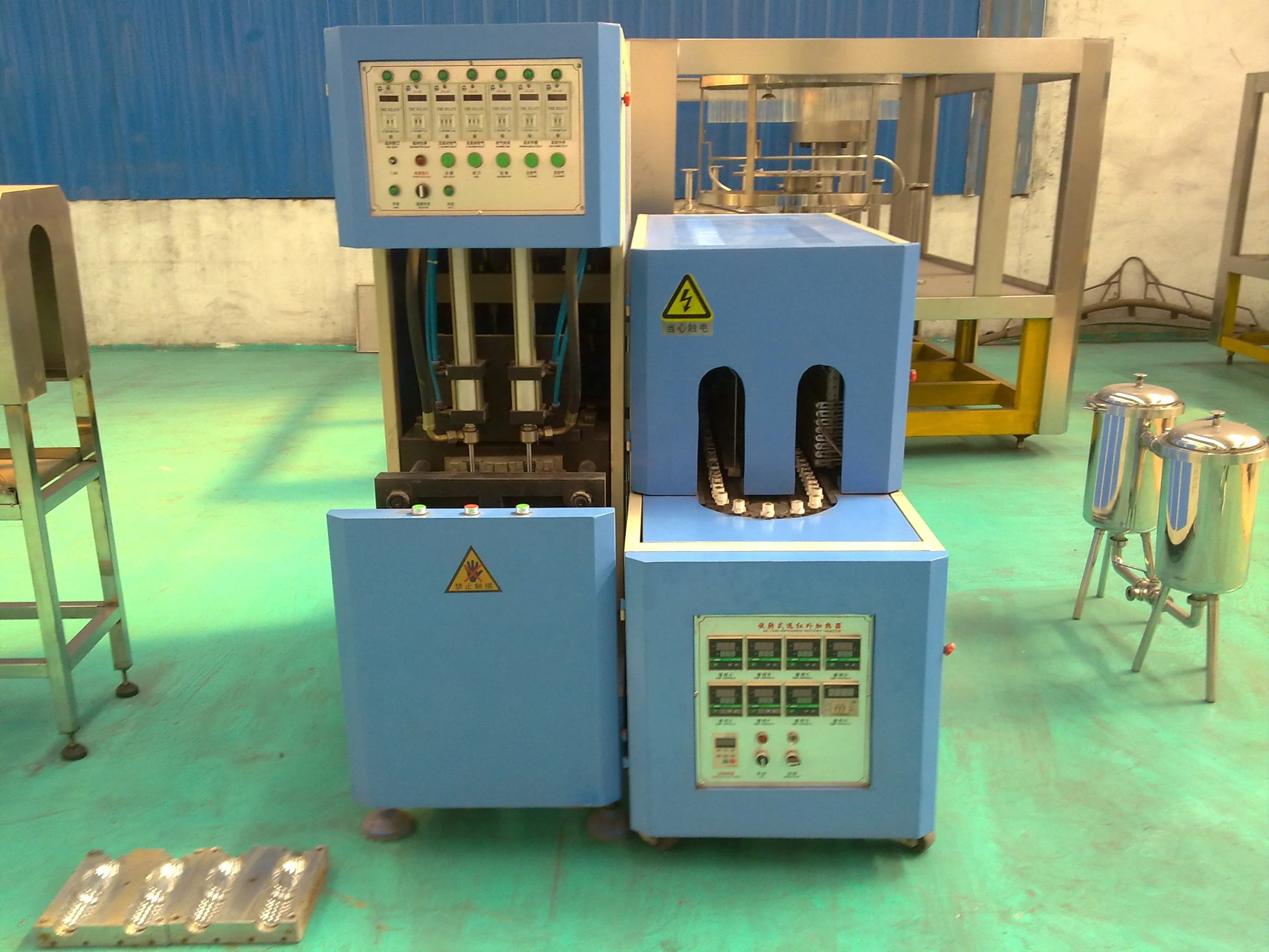Pet bottle blow molding machine