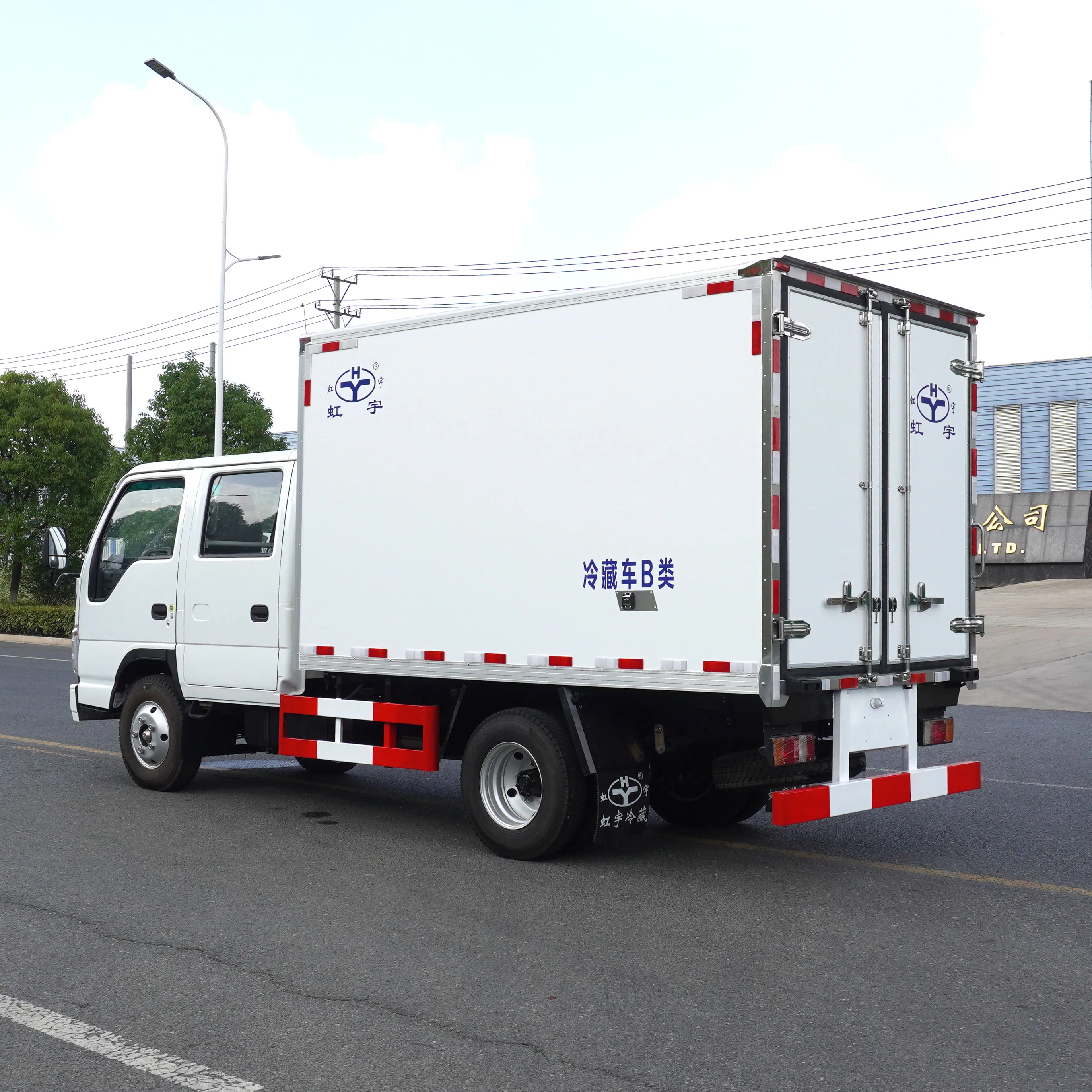 Isuzu Double Row 4X2 Light Truck 2-ton Box type Refrigerated Truck
