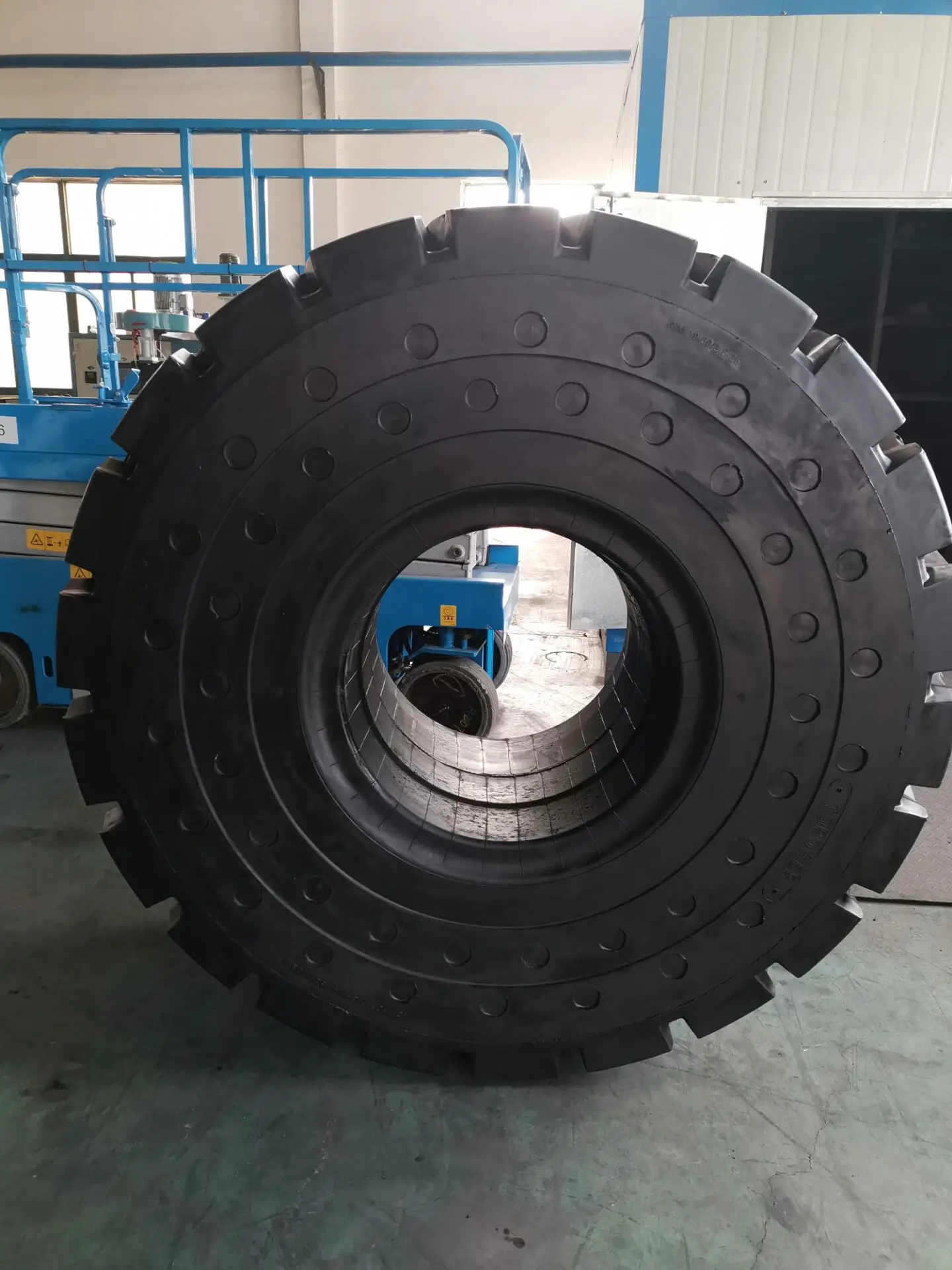 TOPOWER solid tire 26.5-25 OTR tire for wheel loader