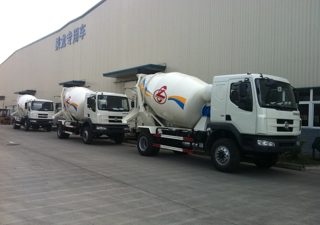  popular low price factory sale 4x2 / 4*2 3 4 5 cubic meters H5 mini concrete mixer truck
