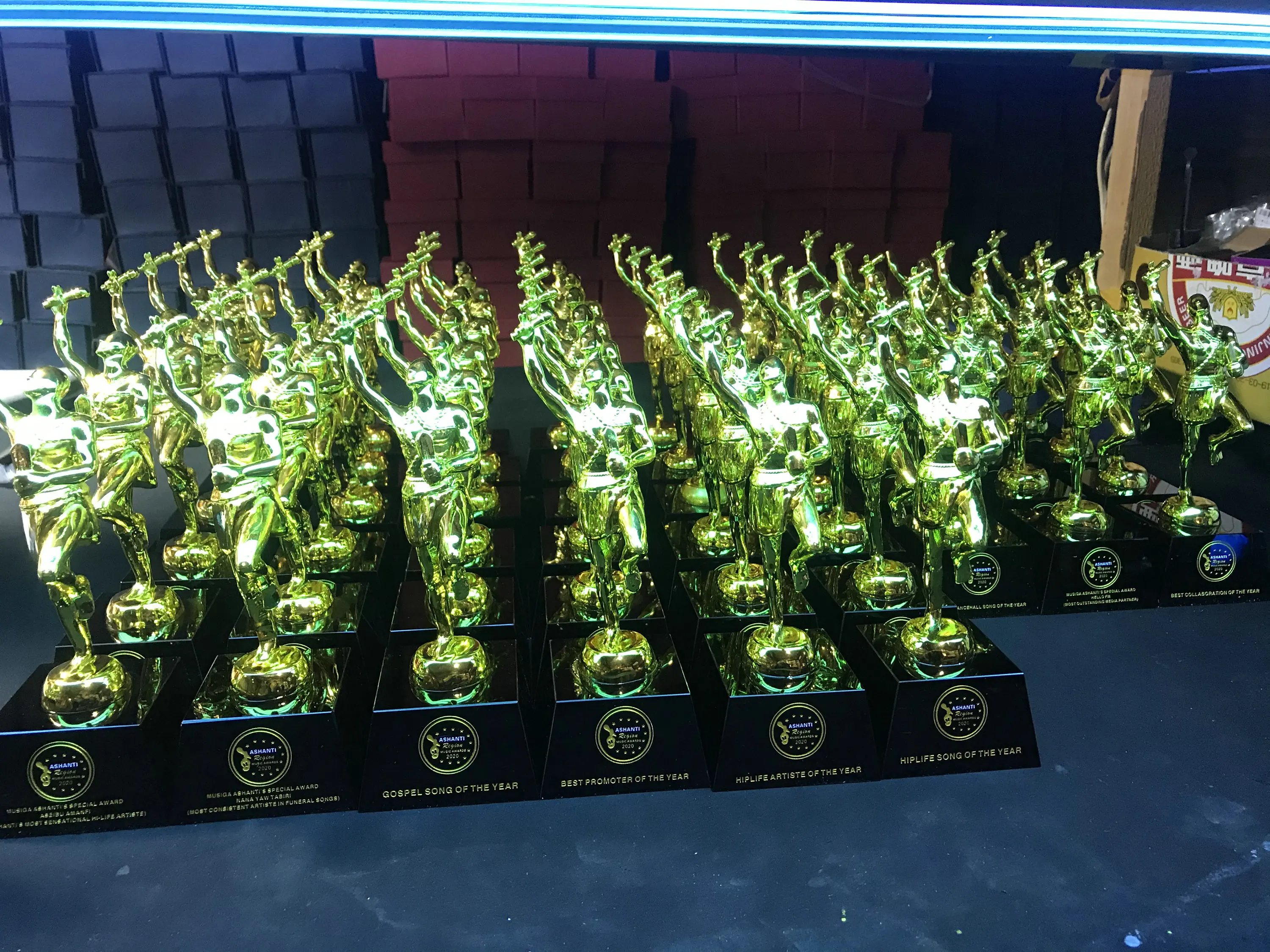 Factory New Design Cheap Souvenir Resin Music Awards Trophy Plaques Gold Business Steel Custom Metal Logo Plated Metal