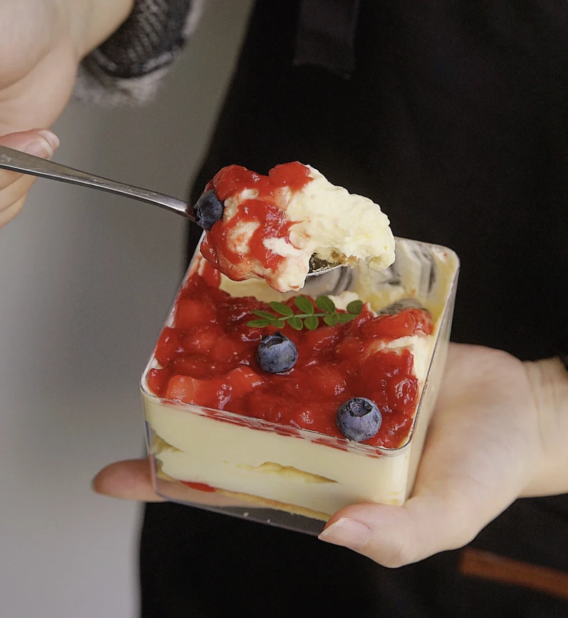 Hot Sale Transparent Square Acrylic Cake Box Square Tiramisu Dessert Cake Container Acrylic Pastry Packaging Lid Box