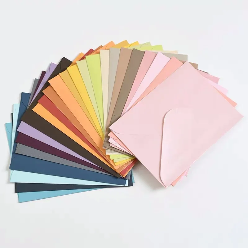 Сделанные на заказ свадебные приглашения, красивые конверты из крафт-бумаги и фольги с карточкой