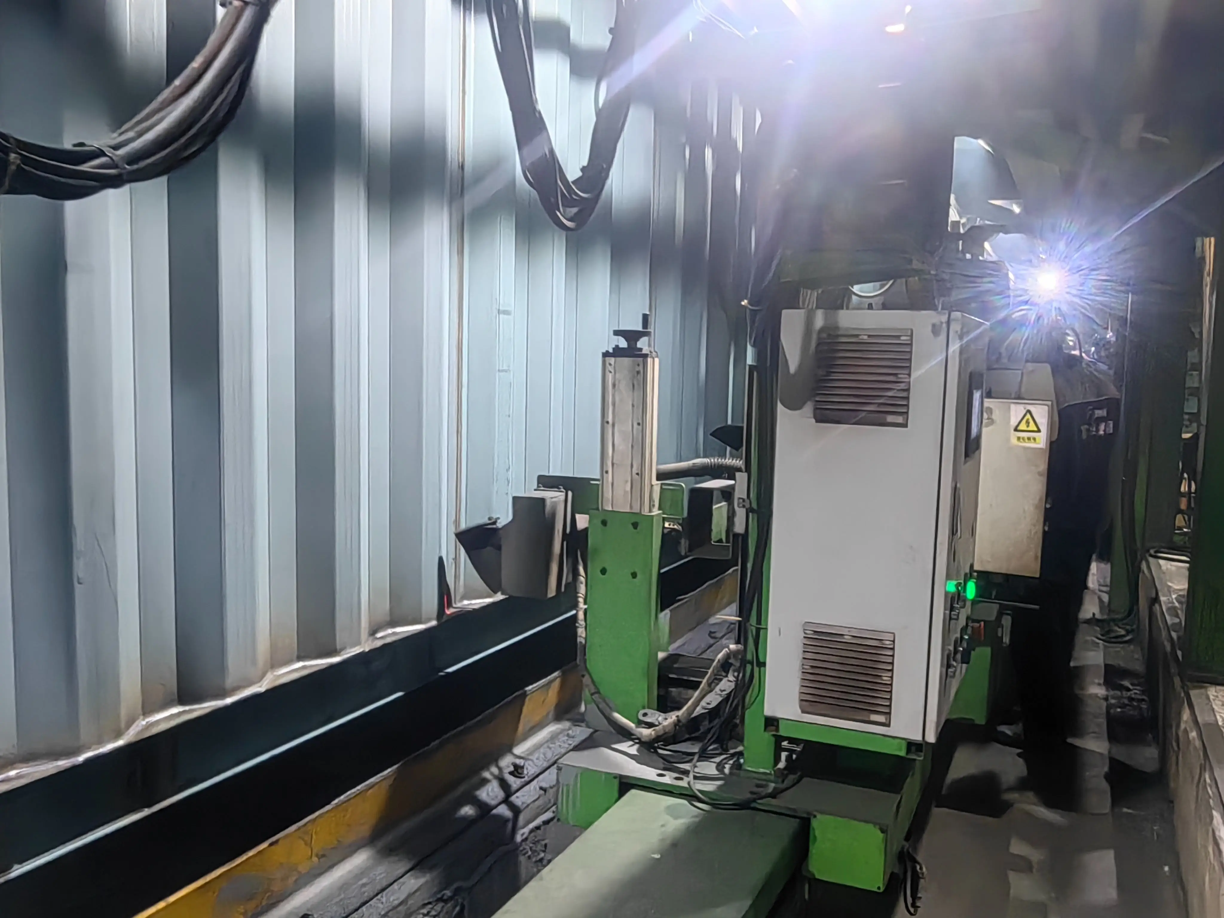 Low cost automatic welding equipment for corrugated beams in container manufacturing industry