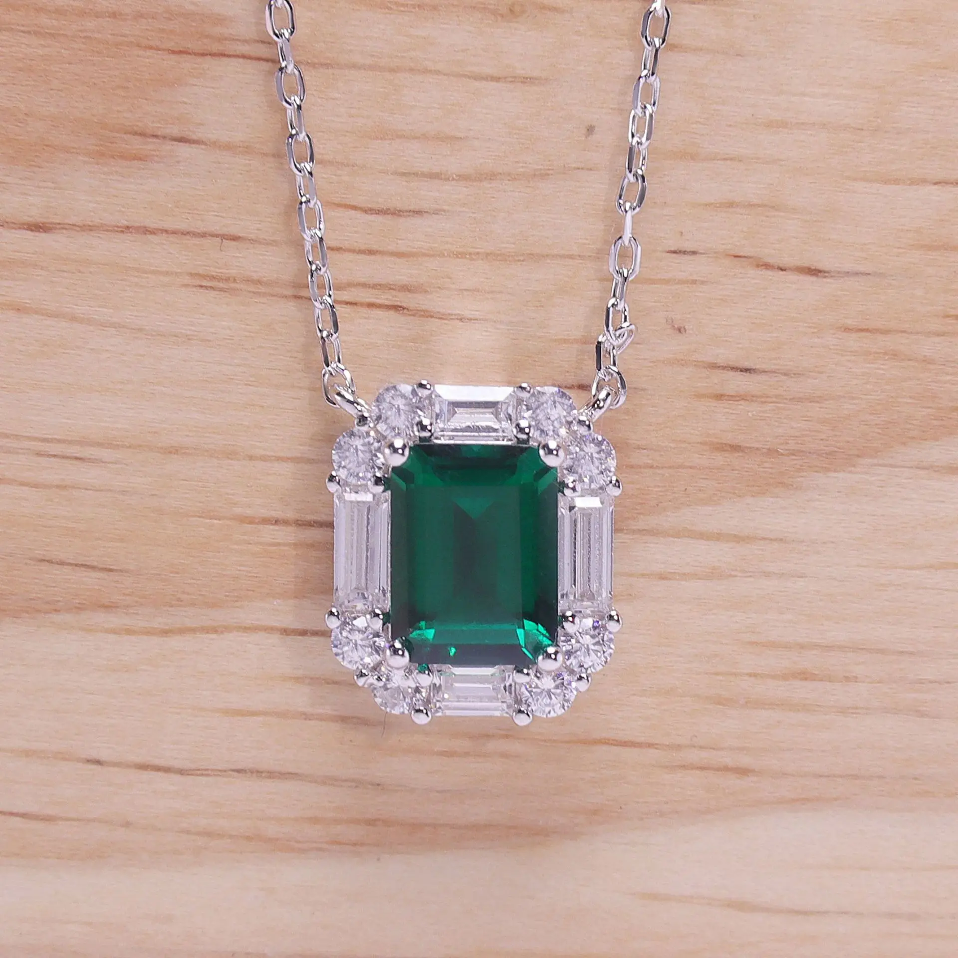 Ruizuan 2 Carat Lab Grown Emerald Pendant Lab Diamond Jewelry Wholesale Lab Made Diamond Jewelry