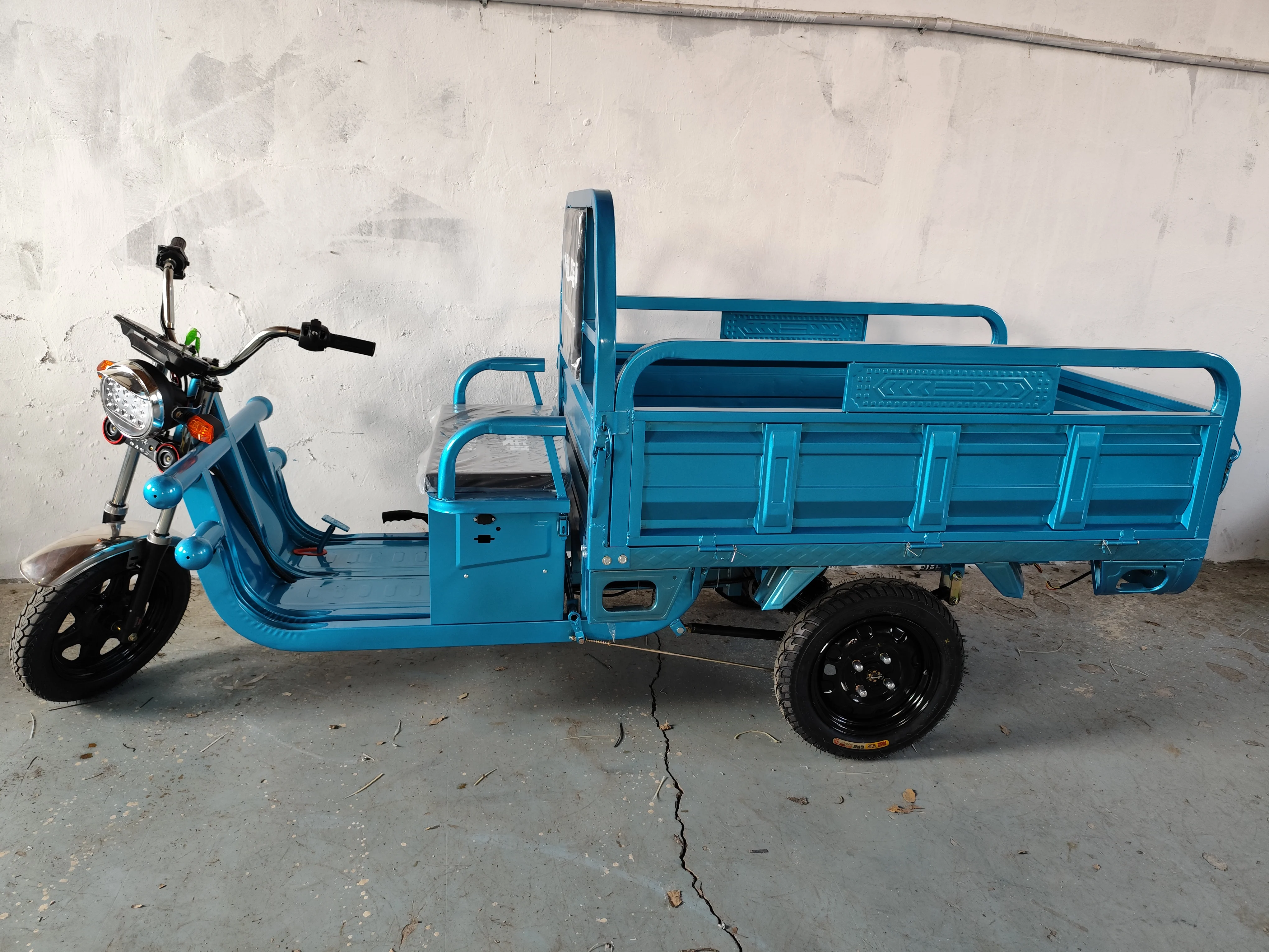 Factory direct electric tricycles Brand New electric cargo tricycle Selling fast Modern cargo electric tricycle