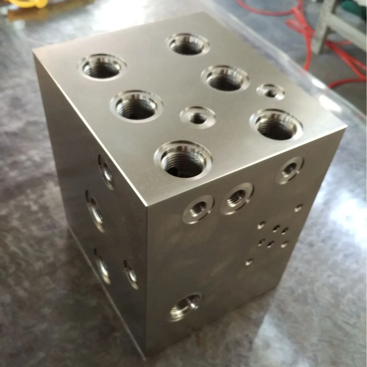 Hydraulic valve block oil circuit integrated system processing station
