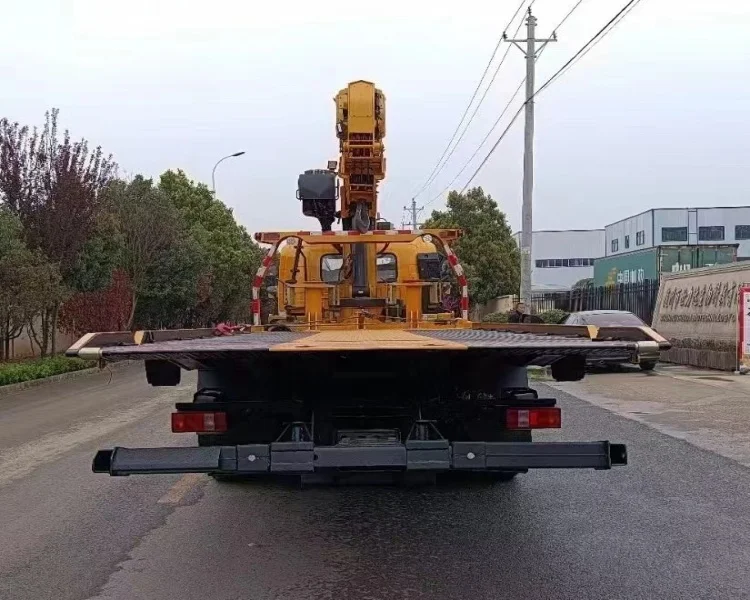 HOWO Rollback Trailers Are Equipped With Cranes Trailers That Can Tow, Pull and Lift Malfunctioning Vehicles
