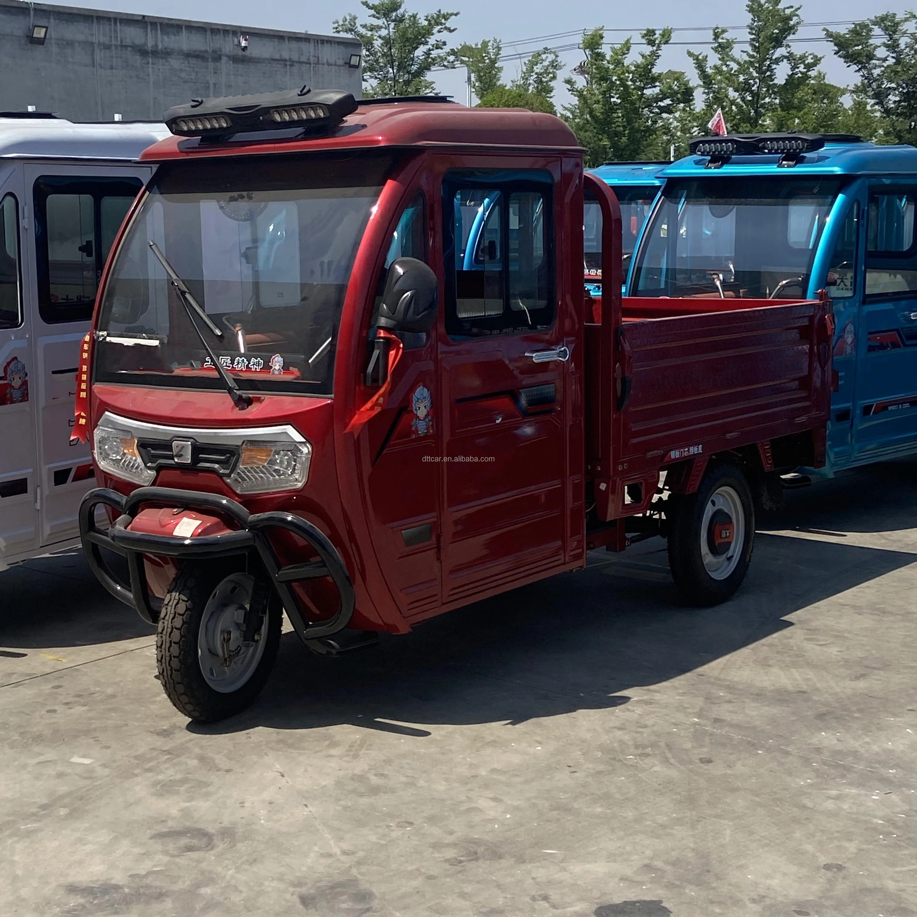 2024 EEC CKD Semi-enclosed low-price gasoline three-wheel motorcycle with covered cab cargo agricultural load-bearing tricycle